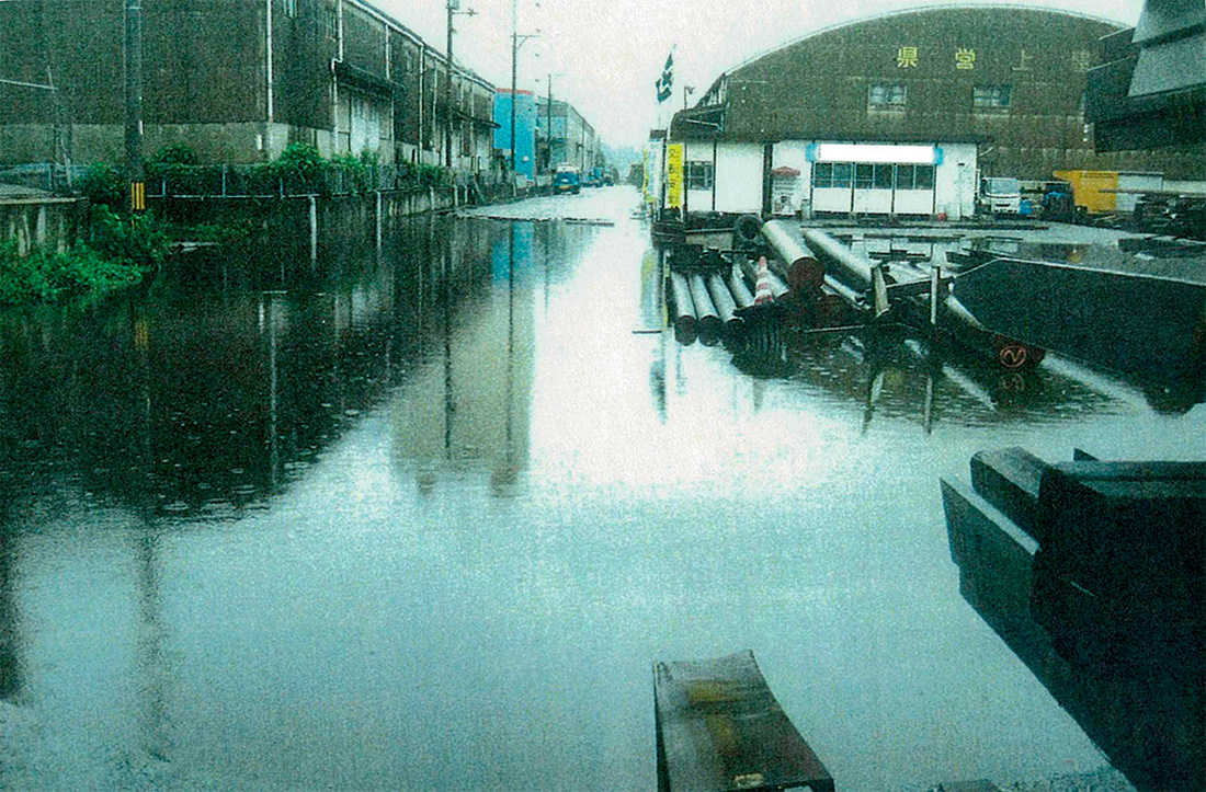 資料2■ 工事を実施する前の現場。排水機能の劣化などで豪雨時に冠水被害が生じていた（写真：広島県）