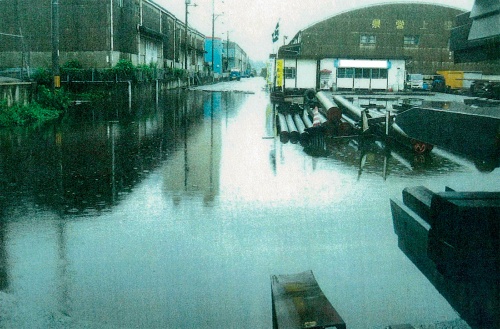 資料2■ 工事を実施する前の現場。排水機能の劣化などで豪雨時に冠水被害が生じていた(写真:広島県)