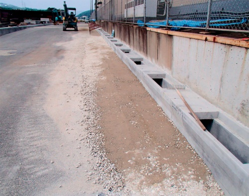 資料4■ 施工時の状況。側溝や路面下の排水管を更新・改修した(写真:広島県)