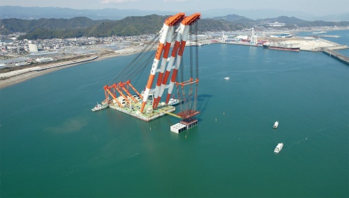 資料1■ 国内最大級のクレーン船で運ばれた桂浜津波防波堤用の巨大ケーソン。工事の本格化に備えて高知新港沖に仮置きされた(写真:国土交通省四国地方整備局)