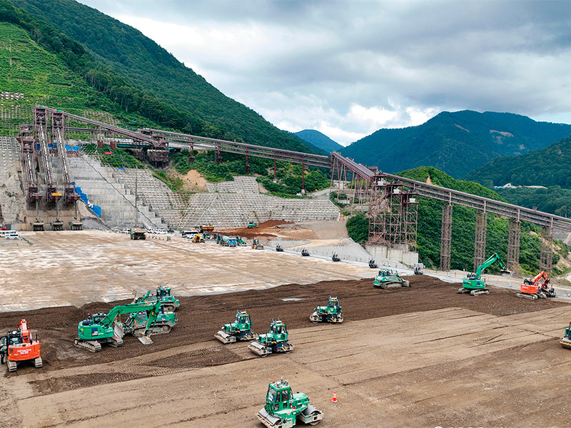 大手が先導する土工の自動化、鹿島がダム現場で国内最高の打設速度