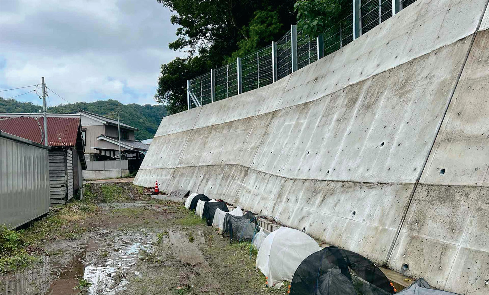 斜面頂部の位置誤り擁壁が不安定、現地見ていない設計担当者がミス