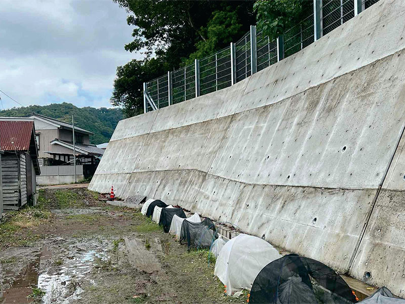 斜面頂部の位置誤り擁壁が不安定、現地見ていない設計担当者がミス