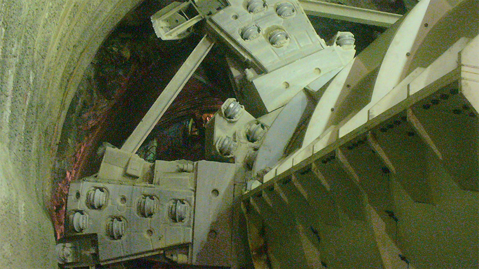 止水トンネルで地下水流出を阻止、湧水を井戸から地盤に戻す方法も