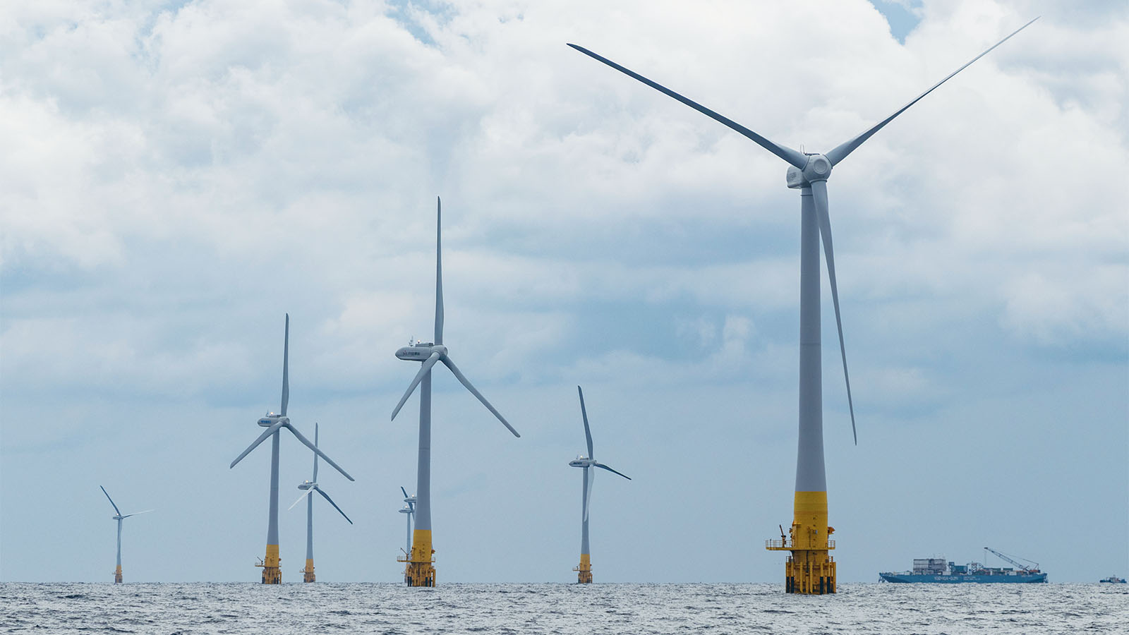 長崎・五島沖に浮かぶ風車群、船上から見た国内初の「浮体式」大規模
