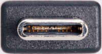 Type-Cのプラグ（コネクターの挿し側）の開口部。USB4はType-Cの利用が前提になるもよう