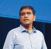OCP Global Summitで講演するFacebookのVijay Rao氏。同社の技術戦略担当ディレクターを務める