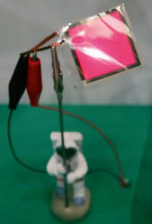 図2 70µm厚のピンク色に発光する有機ELシート