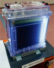 図1　豊田中央研究所が開発した電極寸法が36cm×36cmの人工光合成装置