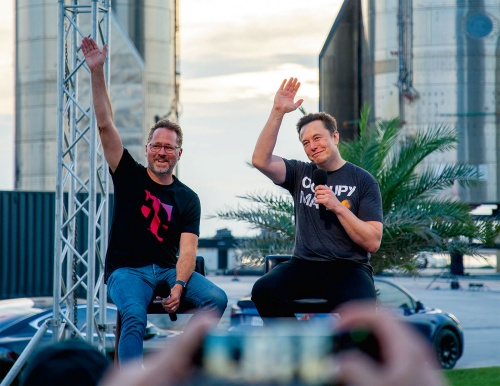 図1　発表イベントに登壇した、T-Mobile US CEO（最高経営責任者）のMike Sievert氏（左）とSpaceXのElon Musk氏（右）