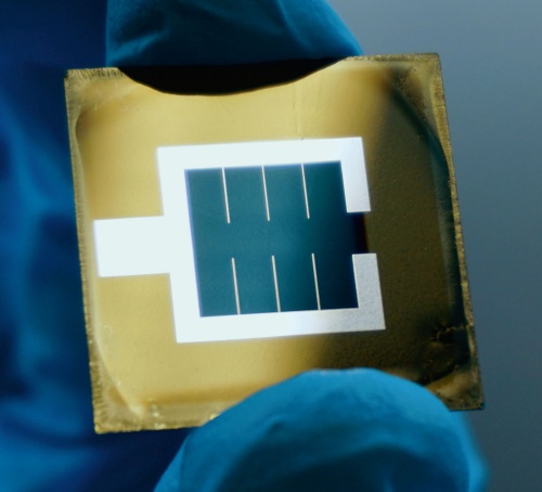 図1　HZBが開発したPSC-on-Si型のタンデム太陽電池