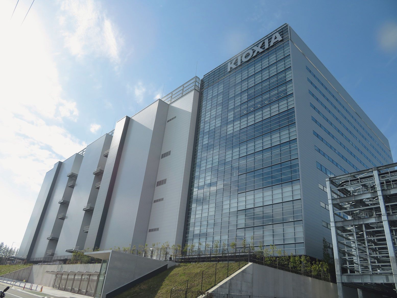 キオクシアが超高速SSDで NVIDIAと協業、26年出荷（2ページ目） | 日経