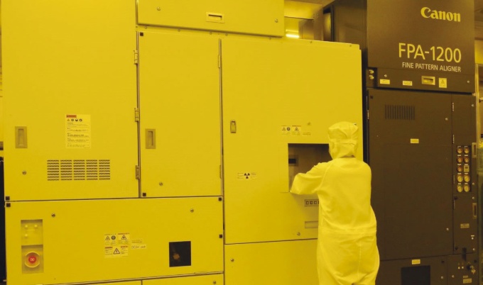 図1 キヤノンはナノインプリントリソグラフィー技術を半導体ウエハーの平たん化に応用する(出所:キヤノン)