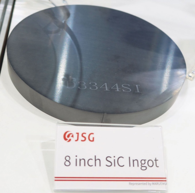 図2 マルエム商会のブースに出展されたJSGの8インチSiCインゴット。これを薄く切断後、研磨してウエハーにする(写真:日経クロステック)