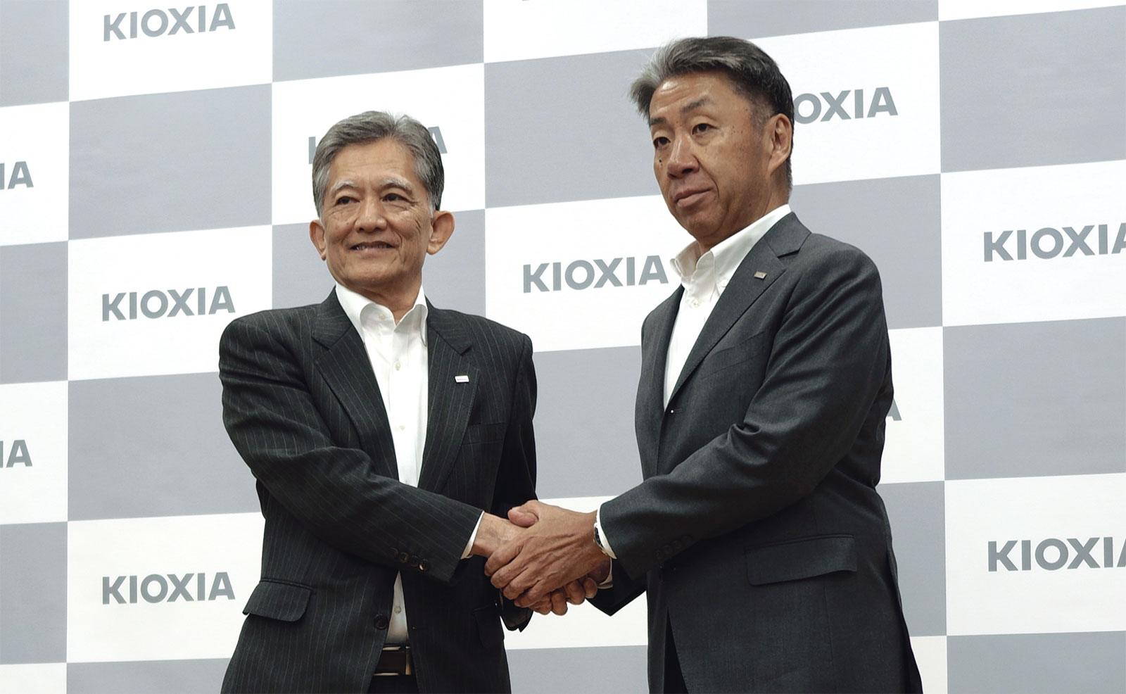 図1 記者会見に臨んだキオクシアホールディングス現社⻑の早坂伸夫⽒(左)と現副社⻑で次期社長の太⽥裕雄⽒(写真:日経クロステック)