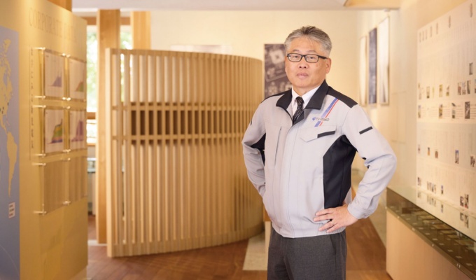 図1 新光電気工業で開発を率いる荒木氏。光電融合事業参入への意気込みを語った(写真:益永淳二)