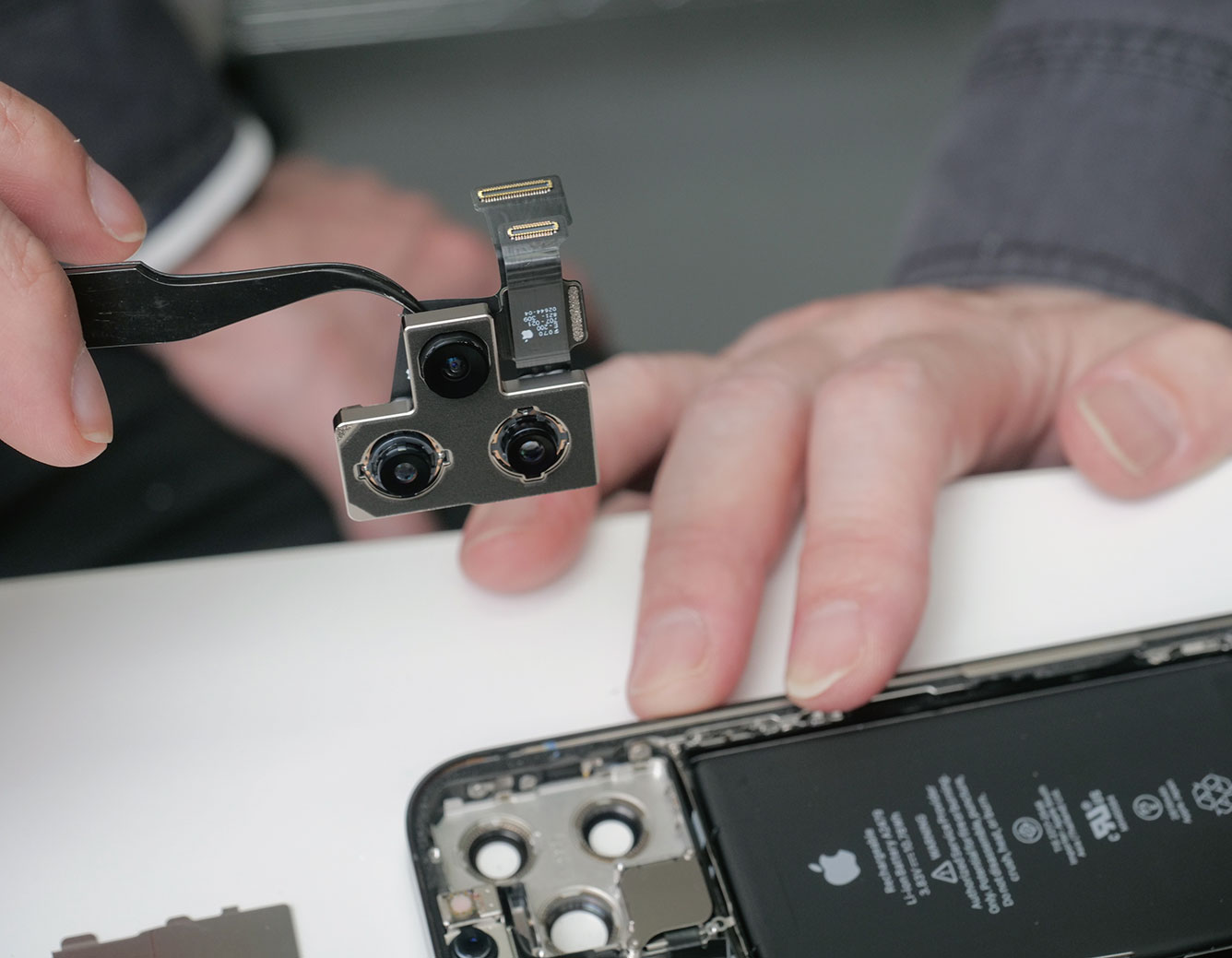 うり二つ”な新型i Phoneを分解、徹底した部品の共通化に驚き（8ページ
