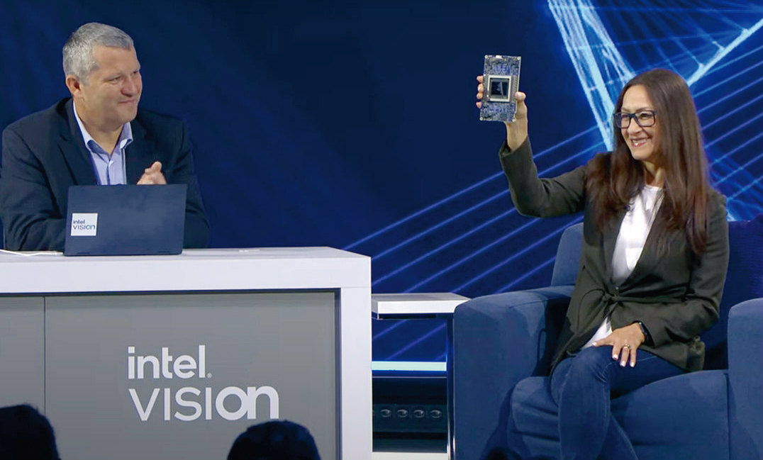 図1　基調講演で学習用プロセッサー「Habana Gaudi2」を掲げる米Intel（インテル）のSandra L. Rivera氏（executive vice president and general manager of the Datacenter and AI Group：写真右）