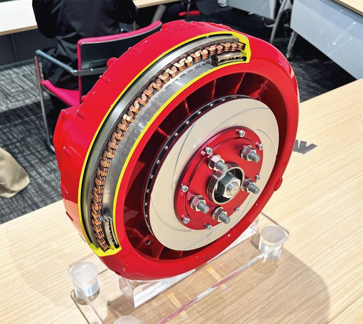 来るかインホイールモーター、日立などが2030年実用化めざす | 日経