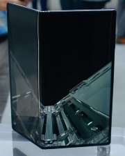 （写真：Huawei の折り畳み型5G スマホ）
