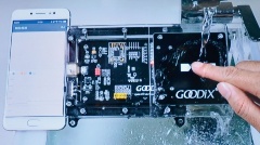 （写真：ディスプレー下部に置けるGoodix の指紋認証センサーのデモ画面）