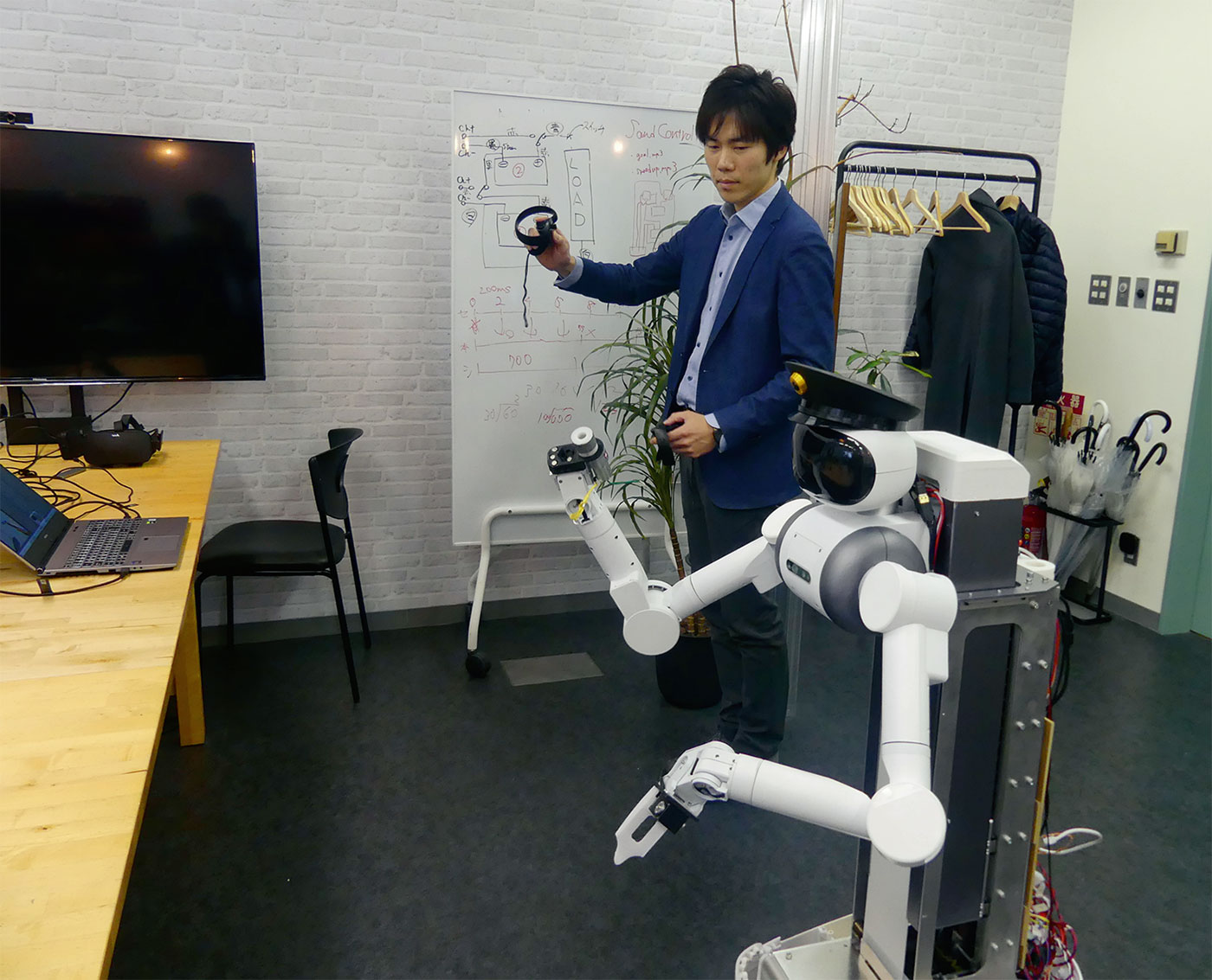 ロボットへの動作教示の様子