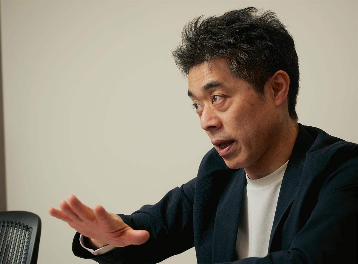 富士通研究所先端コンピューティング開発本部本部長の吉田利雄氏は同社のAIサーバー向けCPU「MONAKA（モナカ）」の開発が順調に進んでいると話す（写真：加藤 康）