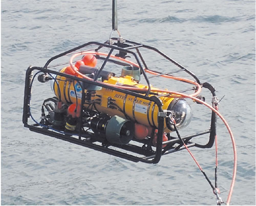 図1　可視光無線通信装置を搭載した水中無人探査機（ROV）