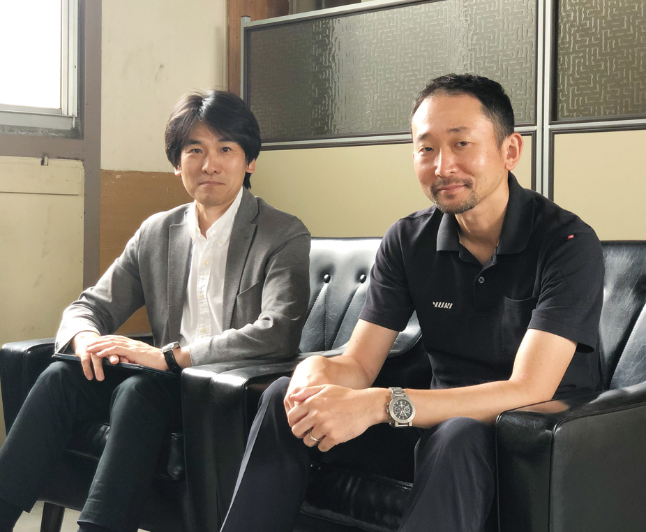 図2　由紀精密の大坪正人氏（左）と永松純氏