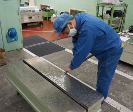 究極の手作業「きさげ」の真価、機械加工で不可能な高精度を可能に | 日経クロステック(xTECH)