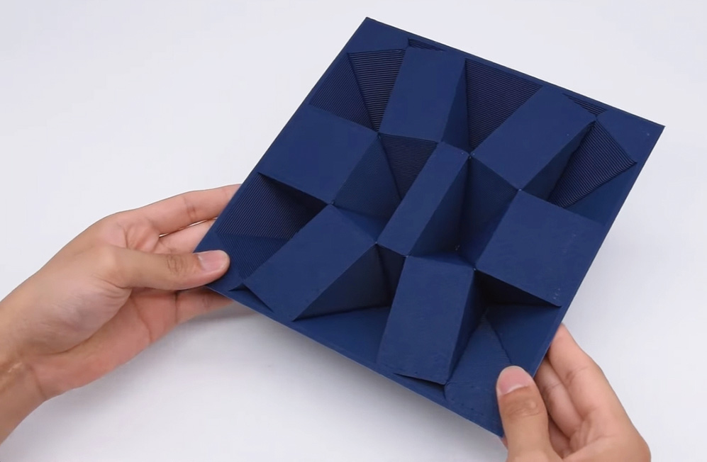 五輪史上初の再生プラスチック表彰台、3Dプリンター活用で98台分を量産