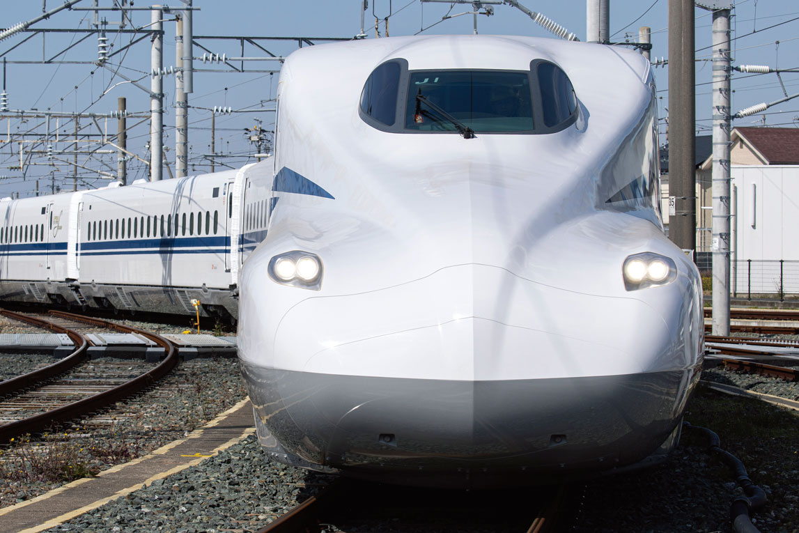 図1　東海道新幹線の新形式車両「N700S」の外観（左）とリサイクルAl合金材を採用した車内（右）