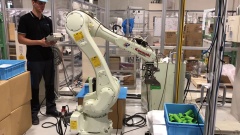 図　トヨタ自動車が採用した川崎重工業のばら積みピッキングロボット