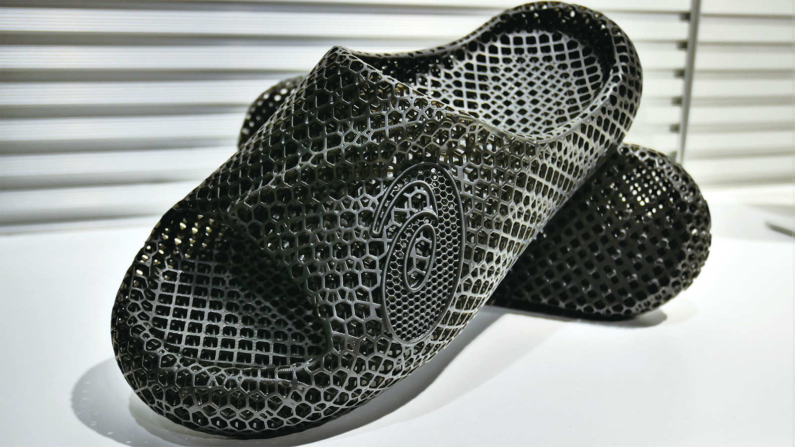 アシックスが3Dプリンター製サンダル、数式使った新手法でデザイン