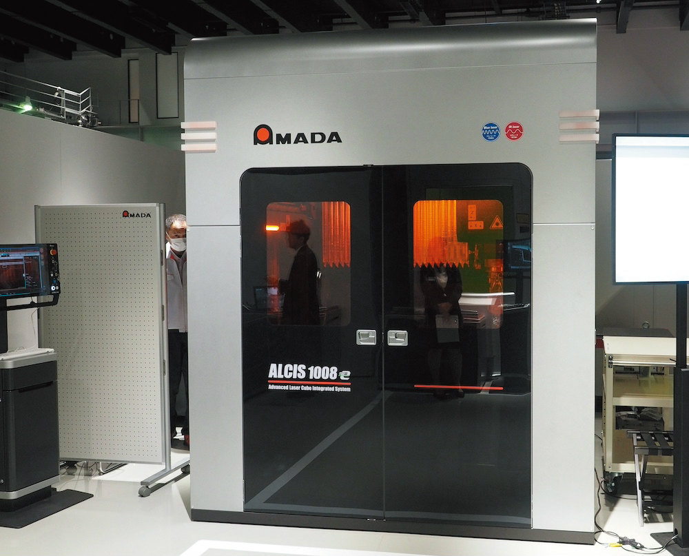 青色とファイバーのレーザー2種を搭載 アマダの新型機は溶接、切断に