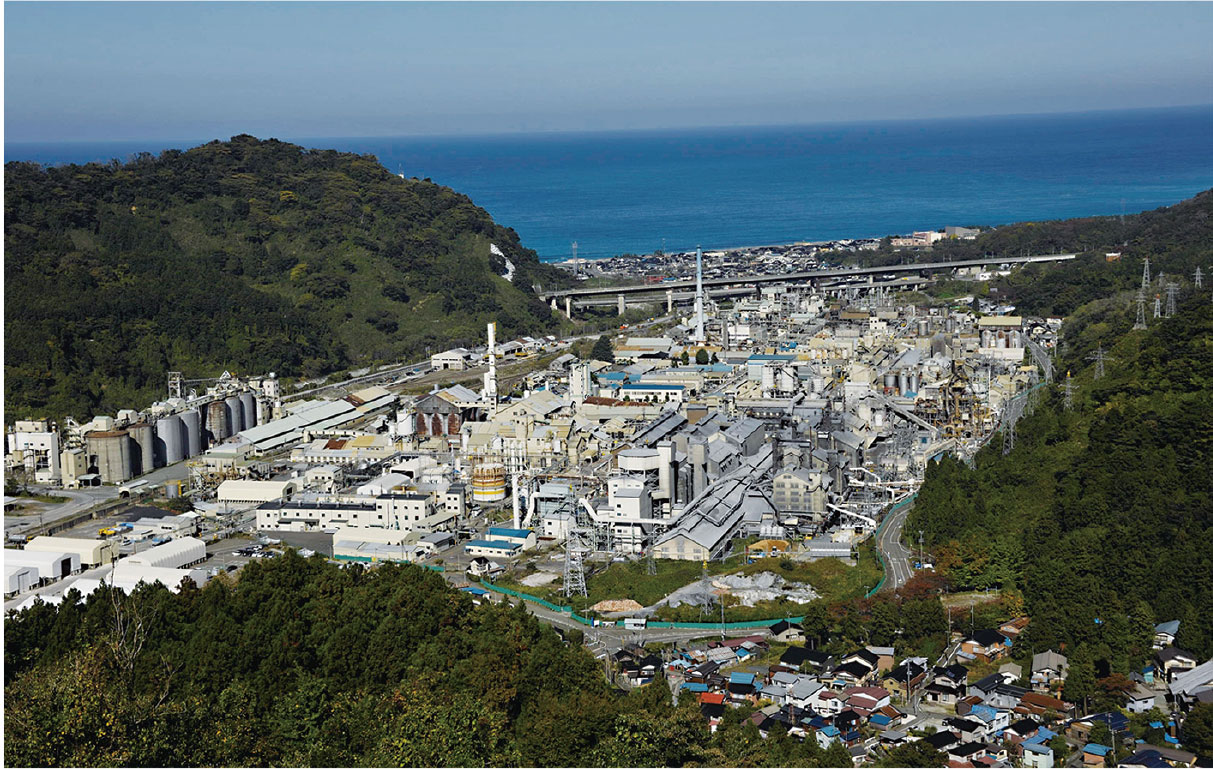デンカ青海工場で配管破裂し作業員死亡、類似事故生かせず「設備は安全