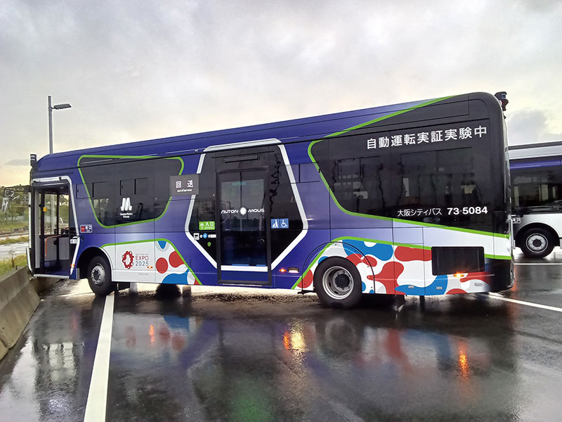 万博の自動運転バスが擁壁に衝突、通信設定ミスでブレーキ利かず