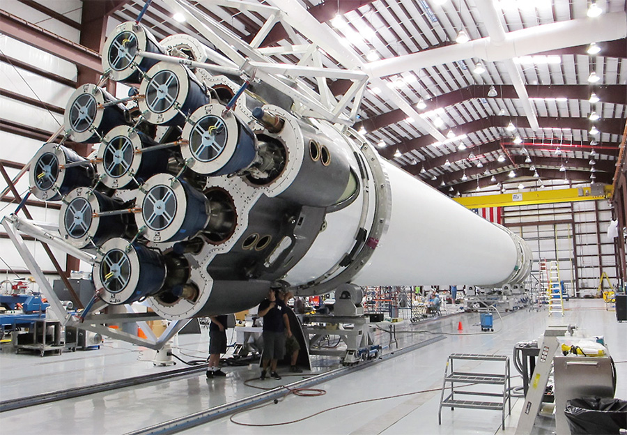 世界で最も低コストなロケット」、逆噴射で着陸するファルコン9（3