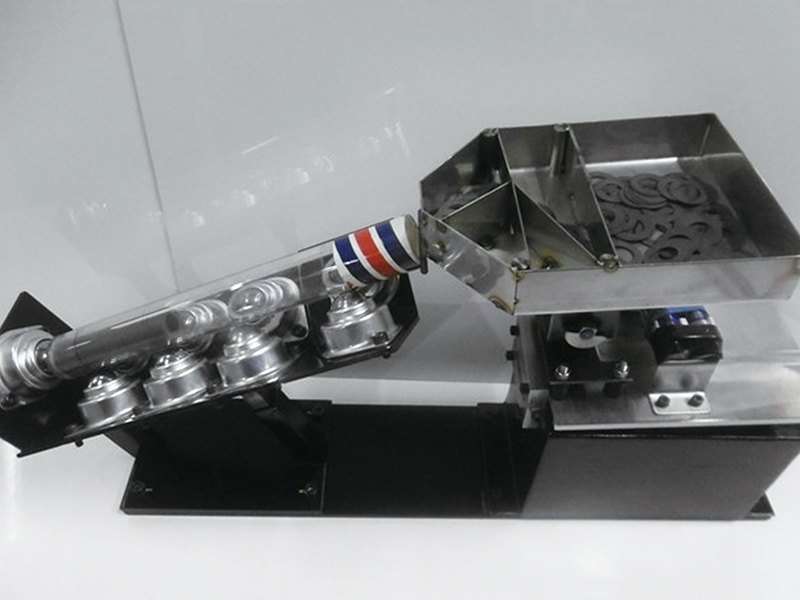 振動搬送でワッシャーを整列、「がりがりとんぼ」の原理で回転生む