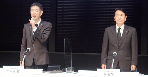 図1　日野自動車社長の小木曽聡氏（左）と同社会長の下義生氏（右）