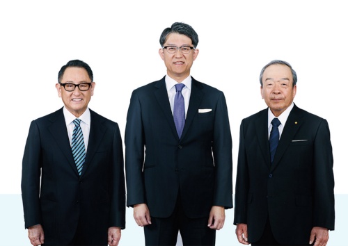 図2　中央が佐藤新社長、左が豊田前社長、右が内山田前会長