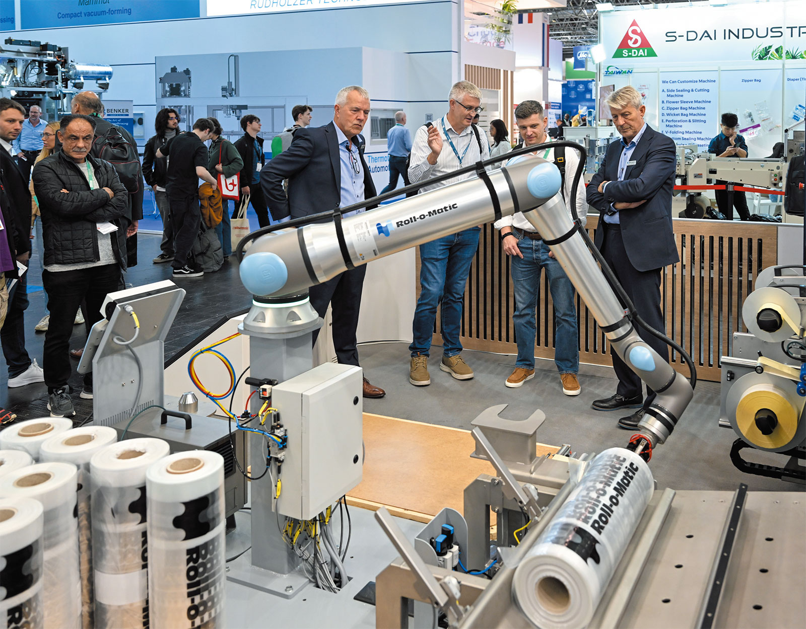 多材成形・AI・ロボットとの融合、先端技術で高付加価値化 | 日経