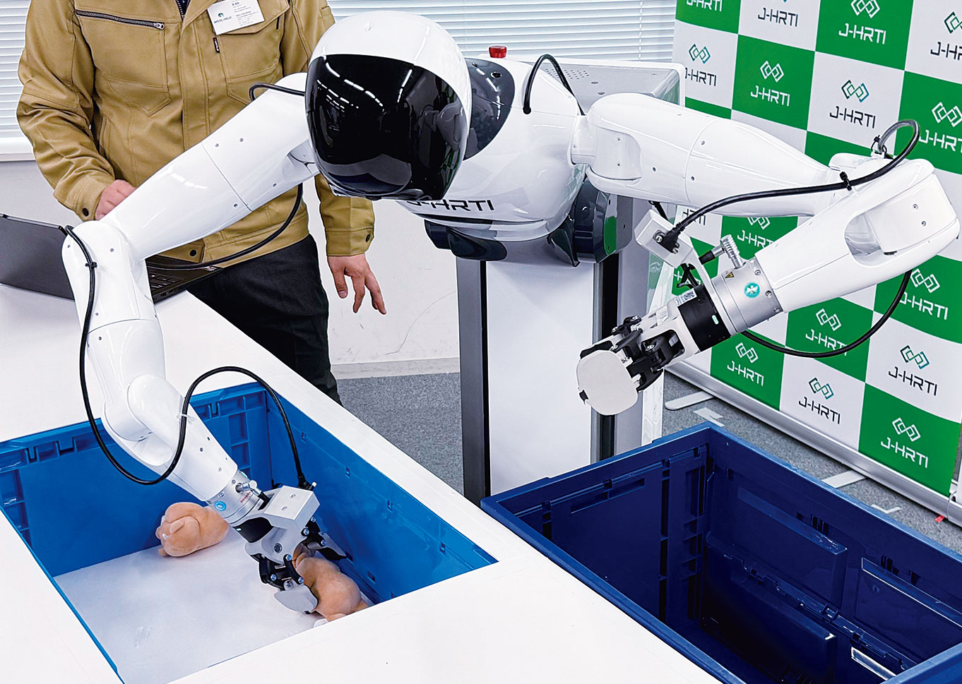 図1　エージーアイボットの人型ロボット