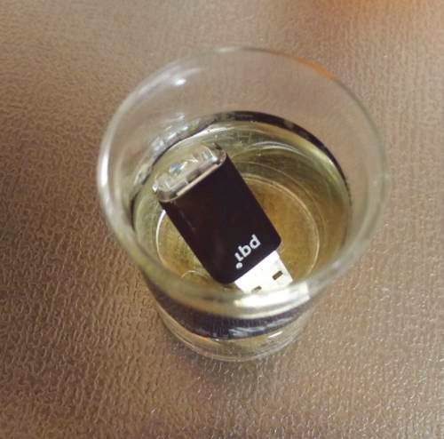図3-1●USBメモリーは液体を満たしたコップに浸す