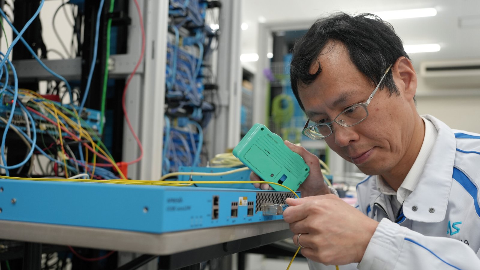 拡張性の高い光伝送装置を開発　米国出張で得た技術を仕様策定に生かす