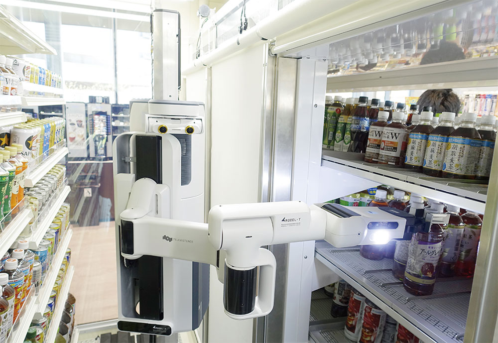 図1　ファミリーマート店舗でロボが飲料を自動陳列