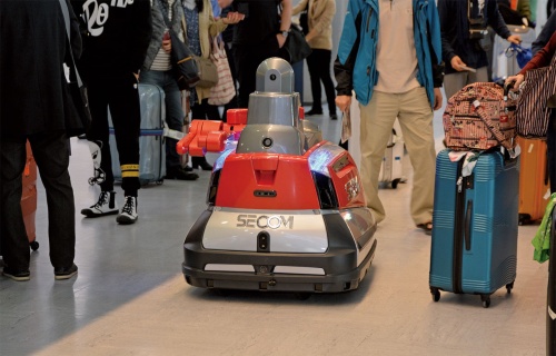 図1　多くの利用客が行き交う成田国際空港のターミナル1で巡回警備に当たる警備ロボット