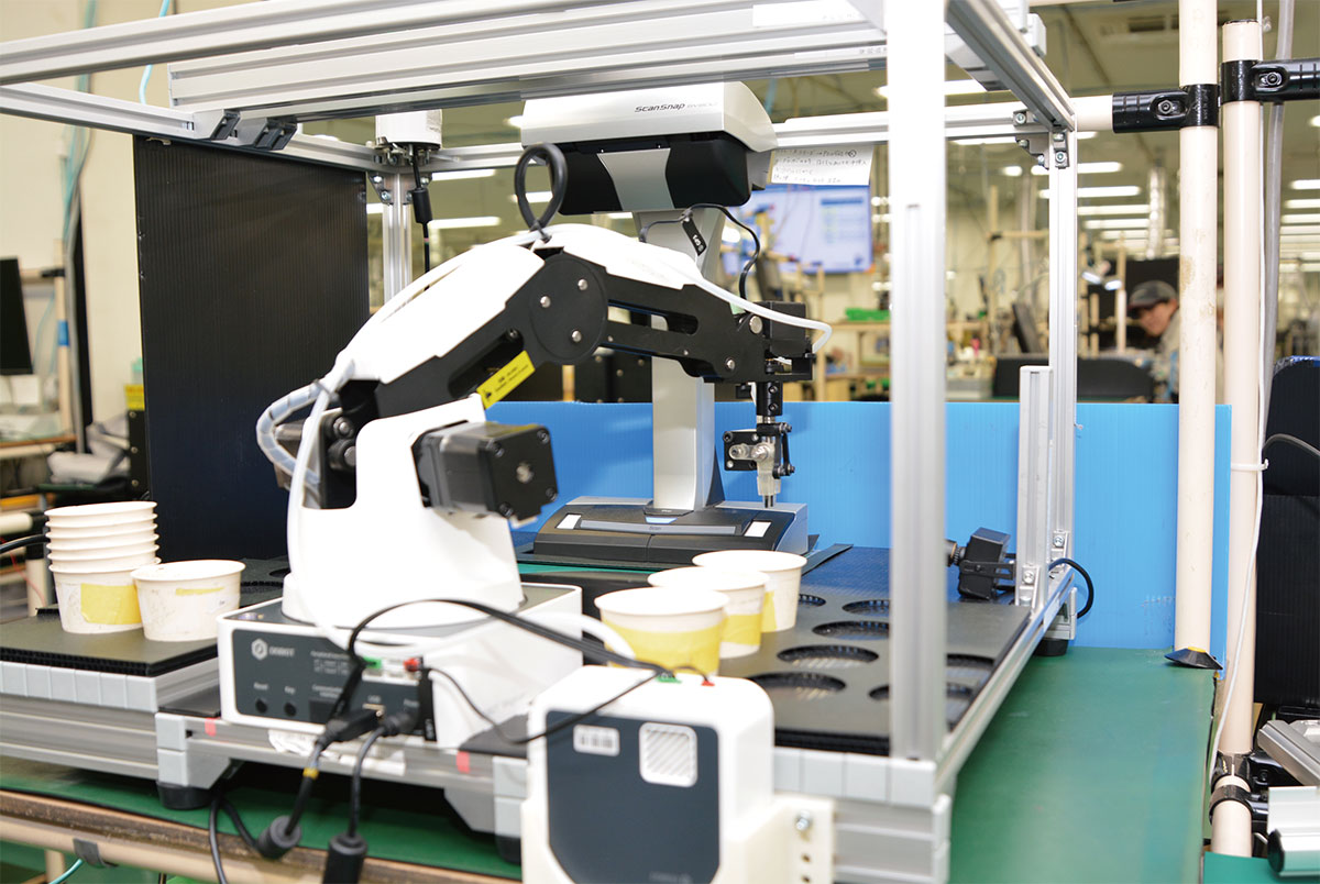 図1　低価格なロボット「DOBOT Magician」