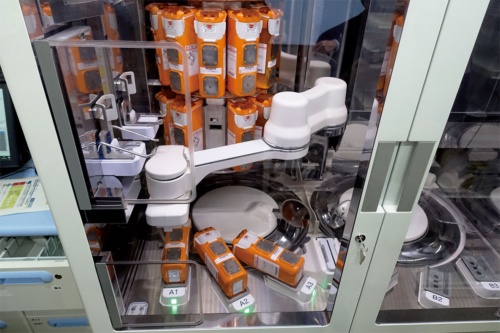 図1　調剤薬局にロボットを導入し調剤業務の約9割を自動化