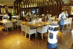 図1　結婚式場内のレストランで配膳ロボットが稼働